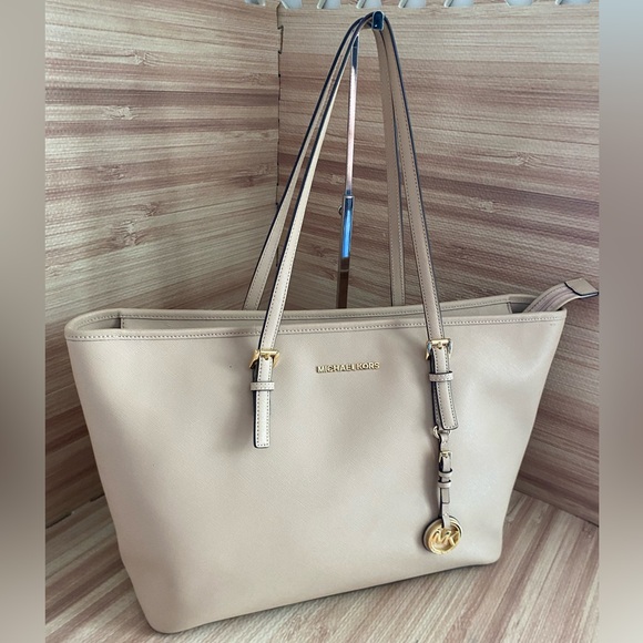 MICHAEL KORS JET SET TRAVEL MULTIFUNCTION LEATHER SHOULDER TOTE BAG CAMEL - Picture 2 of 13